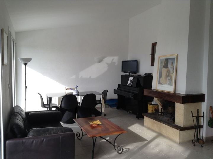 Séjour lumineux de la Villa SOLEDAD avec cheminée, piano, coin repas et canapé