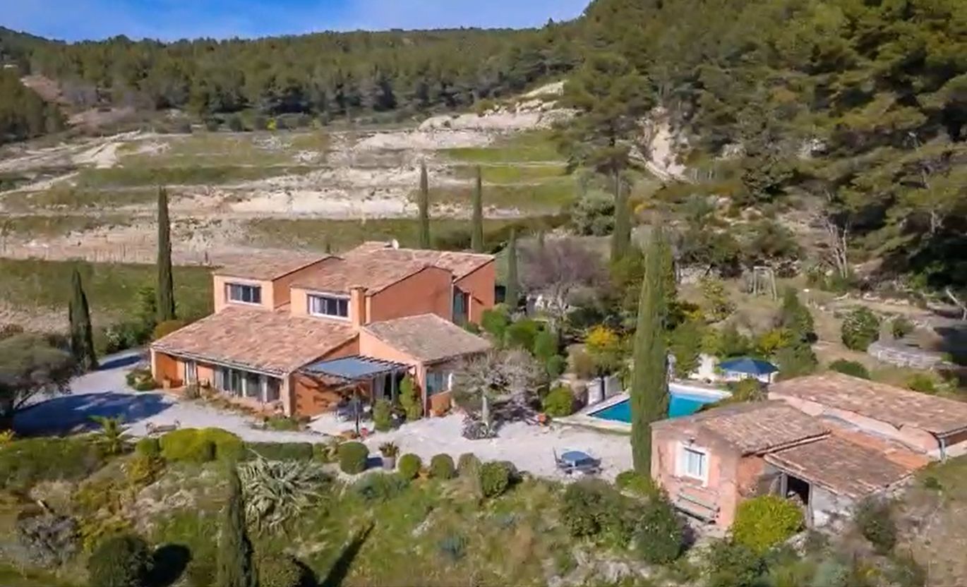 Vue aérienne de la Villa L’Amalié à Cassis, entourée de verdure avec piscine